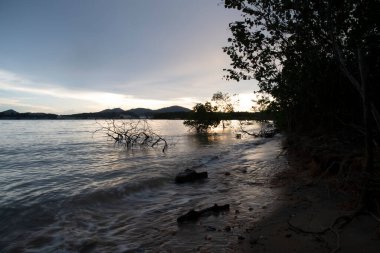 Akşamın ilerleyen saatlerinde sahilde çevre sahnesi.