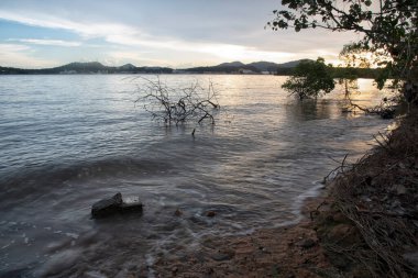 Akşamın ilerleyen saatlerinde sahilde çevre sahnesi.