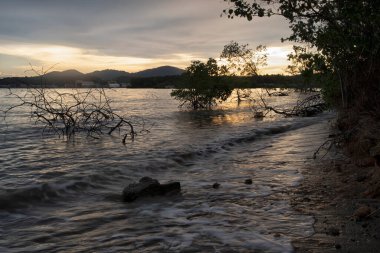 Akşamın ilerleyen saatlerinde sahilde çevre sahnesi.