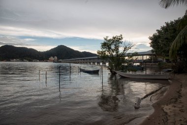 Akşamın ilerleyen saatlerinde sahilde çevre sahnesi.
