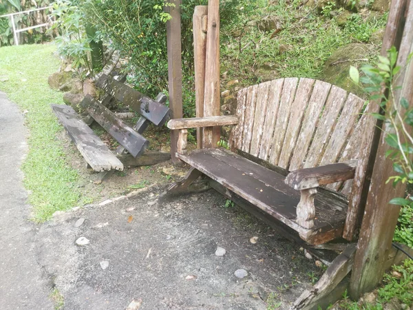 Vecchia Panchina Legno Lungo Sentiero Del Giardino — Foto Stock