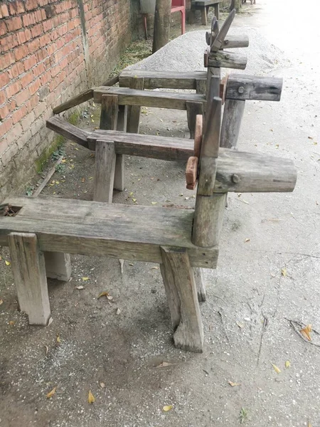 Una Fila Bancos Madera Forma Caballo Parque —  Fotos de Stock