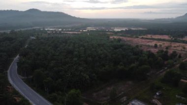 Sabahın erken saatlerinde kırsal kesimdeki küçük bir kasabanın gökyüzü manzarası..