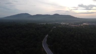 Sabahın erken saatlerinde kırsal kesimdeki küçük bir kasabanın gökyüzü manzarası..