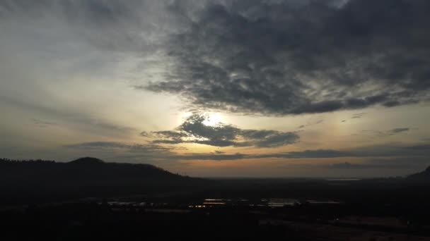 Νωρίς Πρωί Εναέρια Σκηνή Ουρανό Outskirt Της Μικρής Πόλης Στην — Αρχείο Βίντεο