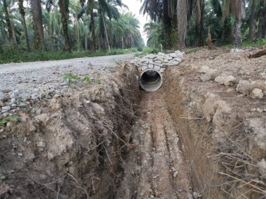 Çiftlikteki beton silindirli drenaj