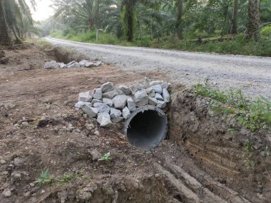 Çiftlikteki beton silindirli drenaj