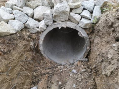 Çiftlikteki beton silindirli drenaj