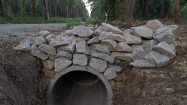 Çiftlikteki beton silindirli drenaj