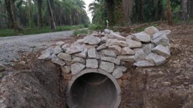 Çiftlikteki beton silindirli drenaj