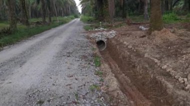 Çiftlikteki beton silindirli drenaj