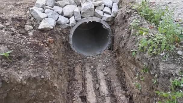 Betonnen Cilindrische Afvoer Het Platteland Boerderij — Stockvideo