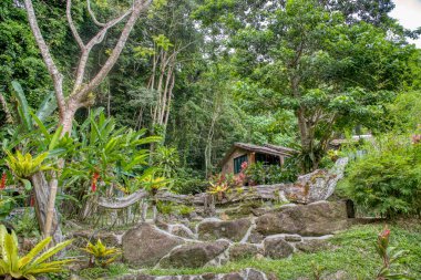 Perak, Malezya. 30 Eylül 2022: Yeşillik ve yeşilliklerin güzel manzarası Adeline Villa ve Dinlenme Evi, Gopeng çevresindeki peyzaj parkı.