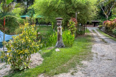 Perak, Malezya. 30 Eylül 2022: Yeşillik ve yeşilliklerin güzel manzarası Adeline Villa ve Dinlenme Evi, Gopeng çevresindeki peyzaj parkı.