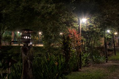 Perak, Malezya. 30 Eylül 2022: Adeline Villa and Rest House, Gopeng 'daki yerel kafeteryaya giden sokak boyunca gece manzarası.