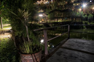 Perak, Malezya. 30 Eylül 2022: Adeline Villa and Rest House, Gopeng 'daki yerel kafeteryaya giden sokak boyunca gece manzarası.