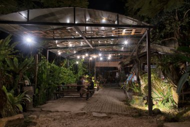 Perak, Malezya. 30 Eylül 2022: Adeline Villa and Rest House, Gopeng 'daki yerel kafeteryaya giden sokak boyunca gece manzarası.