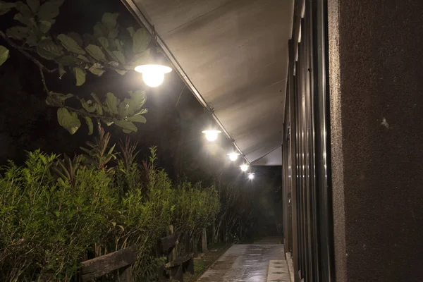 马来西亚 波拉克 2022年9月30日 在Gopeng的Adeline Villa和休养所 沿着灯柱小巷到当地自助餐厅的夜景 — 图库照片
