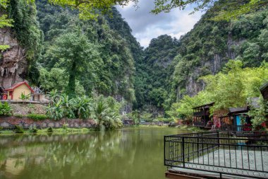 Perak, Malezya. 30 Eylül 2022: Tatil etkinliği ve yerel turist manzarası Qing Xin Ling Eğlence ve Kültür Köyü 'ndeki ahşap evi ziyaret ederken