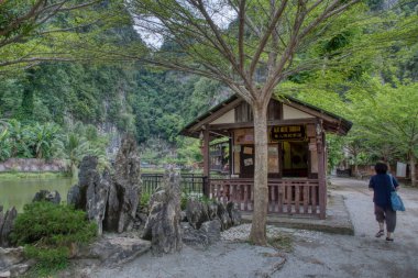 Perak, Malezya. 30 Eylül 2022: Tatil etkinliği ve yerel turist manzarası Qing Xin Ling Eğlence ve Kültür Köyü 'ndeki ahşap evi ziyaret ederken