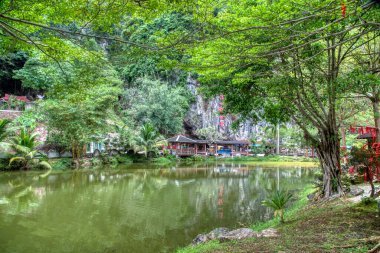 Perak, Malezya. 30 Eylül 2022: Tatil etkinliği ve yerel turist manzarası Qing Xin Ling Eğlence ve Kültür Köyü 'ndeki ahşap evi ziyaret ederken