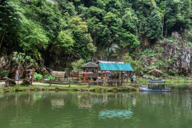 Perak, Malezya. 30 Eylül 2022: Tatil etkinliği ve yerel turist manzarası Qing Xin Ling Eğlence ve Kültür Köyü 'ndeki ahşap evi ziyaret ederken