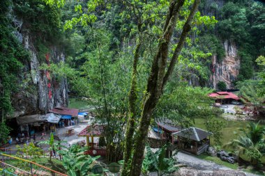 Perak, Malezya. 30 Eylül 2022: Tatil etkinliği ve yerel turist manzarası Qing Xin Ling Eğlence ve Kültür Köyü 'ndeki ahşap evi ziyaret ederken