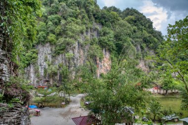 Perak, Malezya. 30 Eylül 2022: Tatil etkinliği ve yerel turist manzarası Qing Xin Ling Eğlence ve Kültür Köyü 'ndeki ahşap evi ziyaret ederken