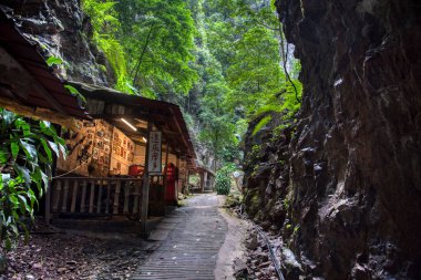 Perak, Malezya. 30 Eylül 2022: Tahta döşeme dükkânı yerel ziyaretçilerin Ipoh 'taki Qing Xin Ling Eğlence ve Kültür Köyü' nde görebileceği eski moda bir nesne.