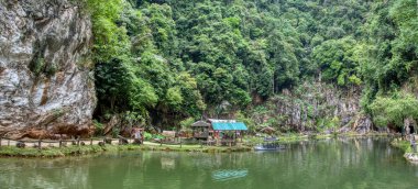 Perak, Malezya. 30 Eylül 2022: Tatil etkinliği ve yerel turist manzarası Qing Xin Ling Eğlence ve Kültür Köyü 'ndeki ahşap evi ziyaret ederken