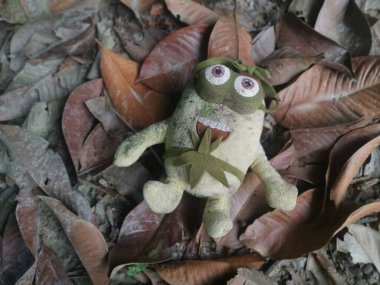 Perak, Malezya. 11 Ekim 2022: Kg Koh çöplüğündeki çalı tarlasına atılan kirli, yumuşak bir oyuncak.