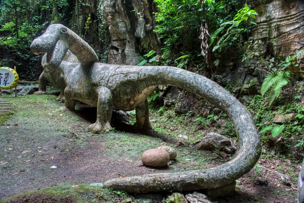 马来西亚 波拉克 2022年9月30日 位于伊波市青新岭休闲文化村的两棵巨大的树根从地下冒出来 树根上长着一只脚类恐龙 — 图库照片