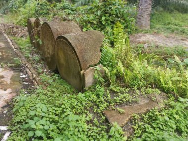Çiftlikte istenmeyen silindirik beton kuyusu