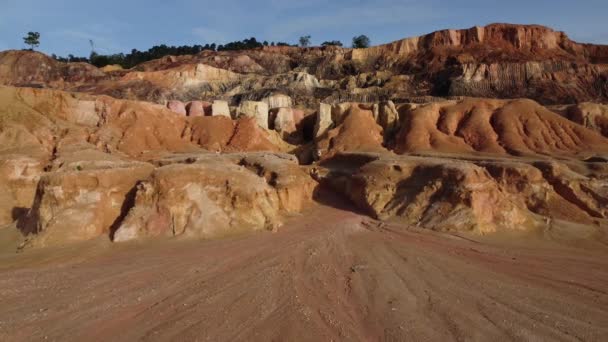 由于土壤侵蚀的空中采石场地面景观镜头 — 图库视频影像