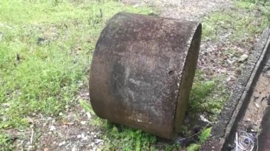 Çiftlikte istenmeyen silindirik beton kuyusu