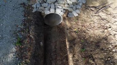 Kırsal yoldaki beton silindirik drenajın hava manzarası.