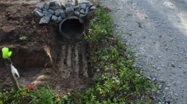 Kırsal yoldaki beton silindirik drenajın hava manzarası.