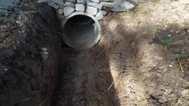 Kırsal yoldaki beton silindirik drenajın hava manzarası.