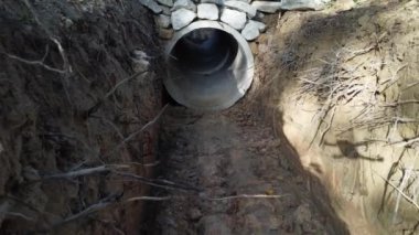 Kırsal yoldaki beton silindirik drenajın hava manzarası.