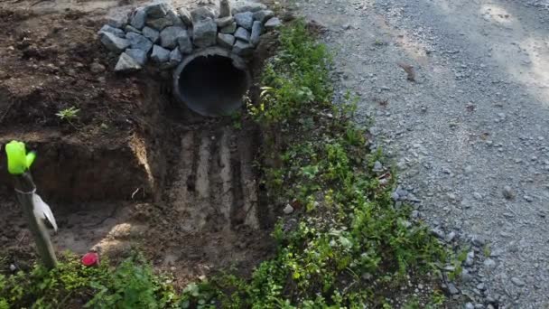 Scène Aérienne Drain Cylindrique Béton Sur Route Campagne — Video