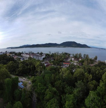 Kıyı kasabasının hava manzarası.