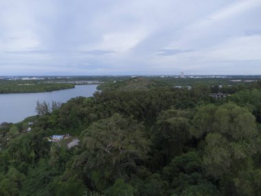 Kıyı kasabasının hava manzarası.