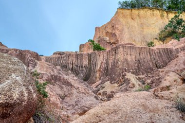 Taş ocağının çevresindeki erozyon sahnesi.