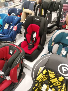 Perak, Malezya. 20 Ekim 2022: Aeon Süpermarket Alışveriş Merkezi, Sri Manjung 'da çeşitli renkli bebek taşıyıcı karyolası veya sepeti sergileniyor.