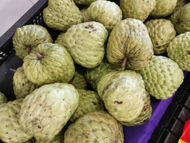 Bir sürü taze Thai Annona Hydrid meyvesi..