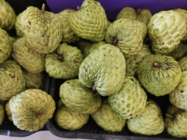 Bir sürü taze Thai Annona Hydrid meyvesi..