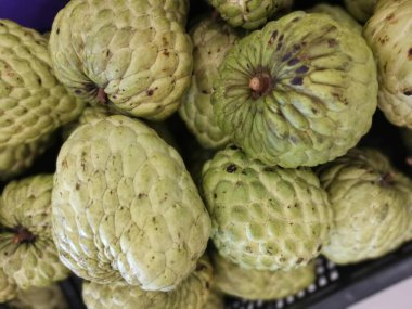 Bir sürü taze Thai Annona Hydrid meyvesi..