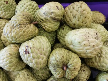 Bir sürü taze Thai Annona Hydrid meyvesi..