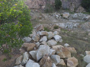 Taş ocağının çevresindeki çevre sahnesi.