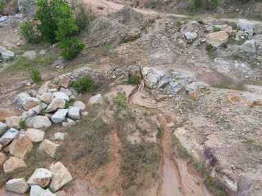 Taş ocağının çevresindeki çevre sahnesi.